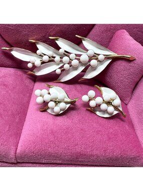 Vintage Crown Trifari White Enamel & Gold Leaf Brooch And Clip-On Earrings Set
